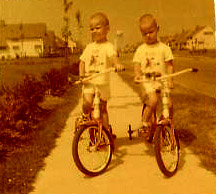 Barron - Twins Bill Don smaller bikes.JPG